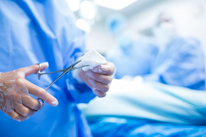 A picture of a surgeon preparing for surgery 