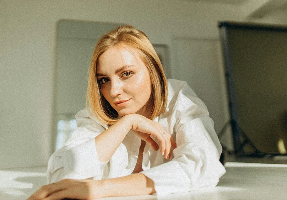 A woman with her hand under the chin